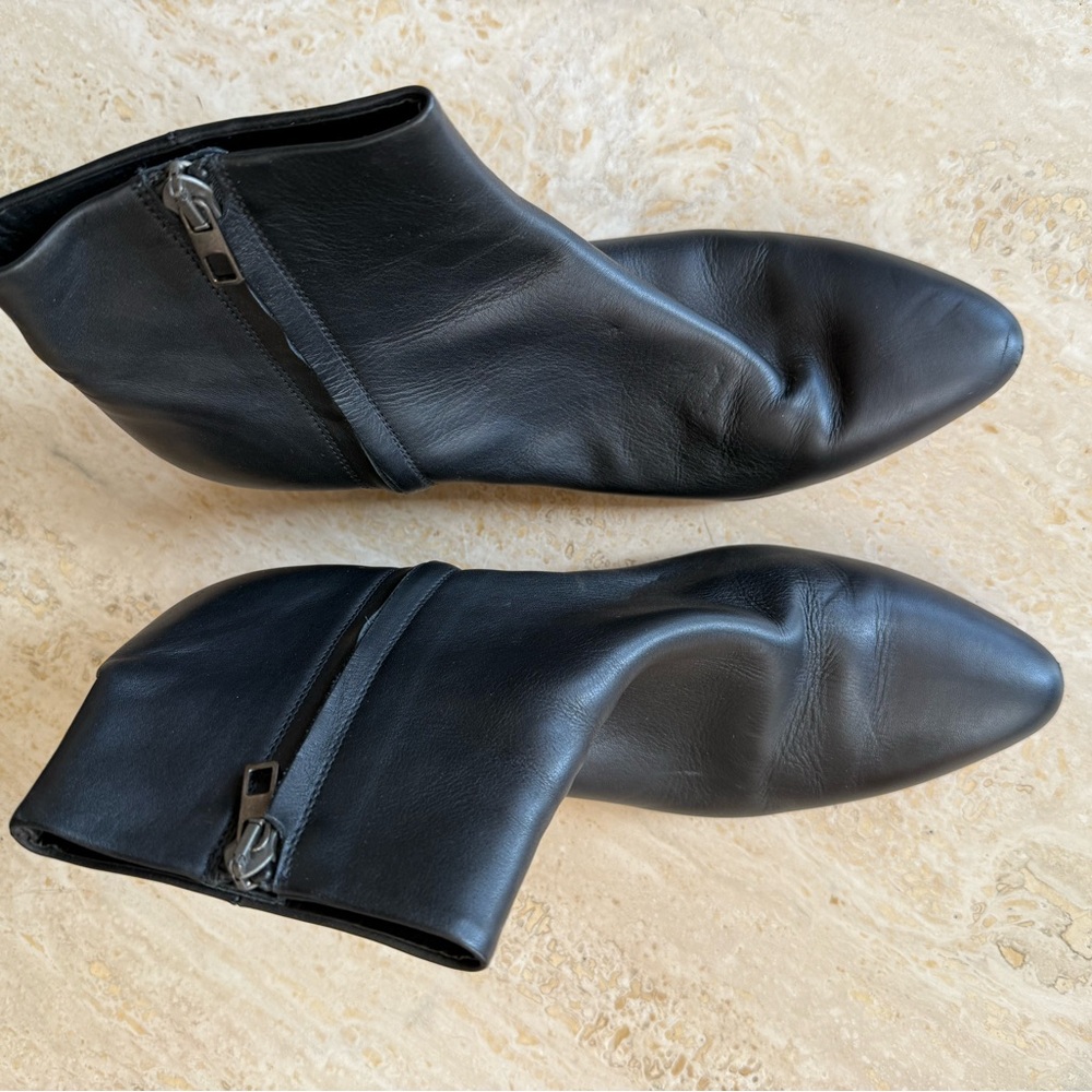 Vince Vaughn Black Leather Booties.